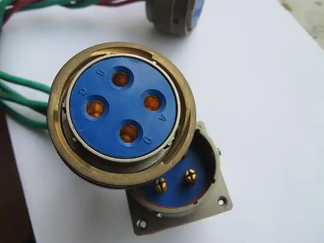 电缆大电流连接器与航空插头