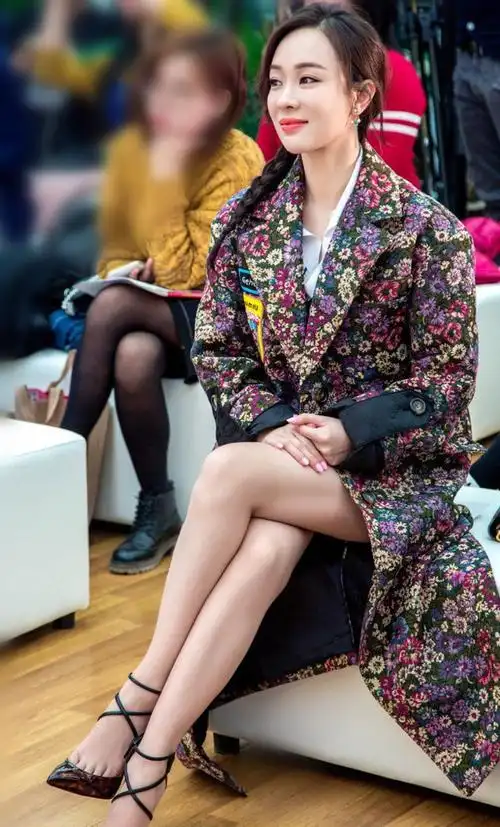 霍思燕近照曝光,裙子太短惹尴尬,双腿互盘秀新坐姿
