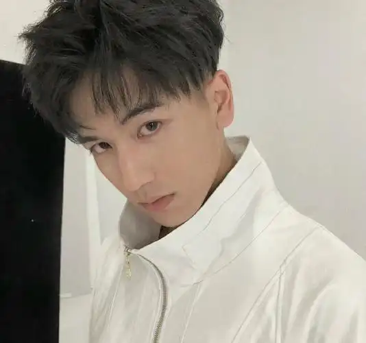 张凌赫素人时期照片#  张凌赫早期照,完完全全青春剧里的帅气男大