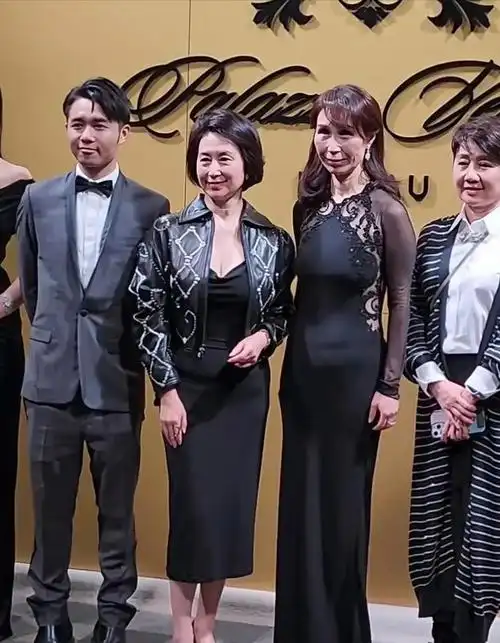 回顾赌王家族罕合体何超凤稳居c位四太成陪衬何猷君当众秀恩爱