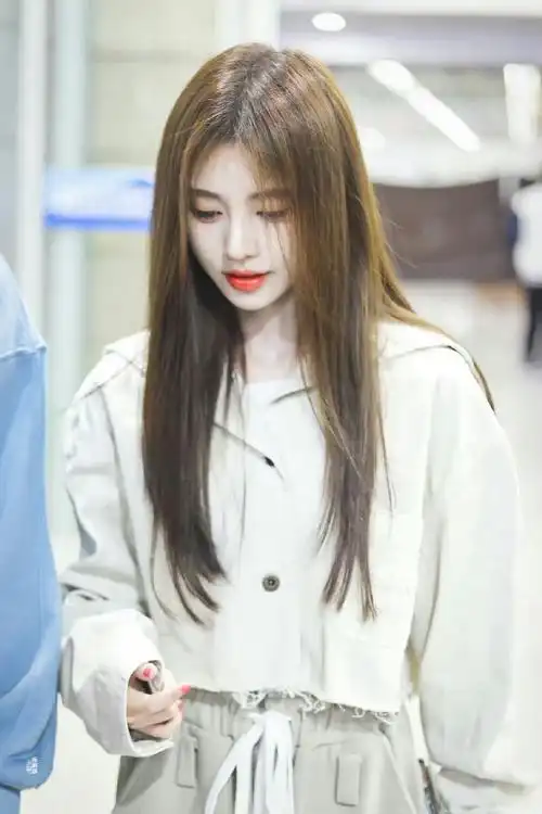 鞠婧祎回国机场饭拍##鞠婧祎米白色套装