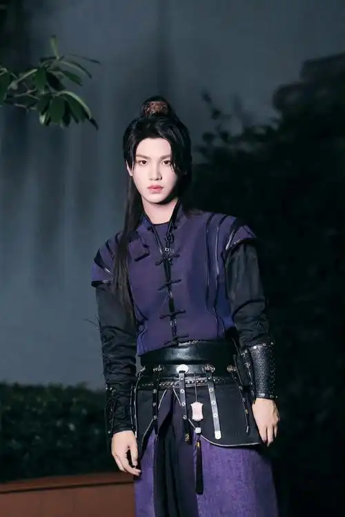 黄明昊密室大逃脱新剧照古装紫衣高马尾
