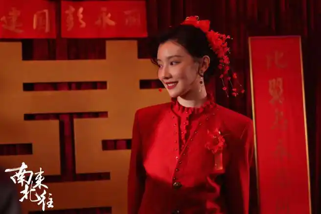 被王鹤润90年代的结婚造型美到!卷发大红唇搭配红色头花!