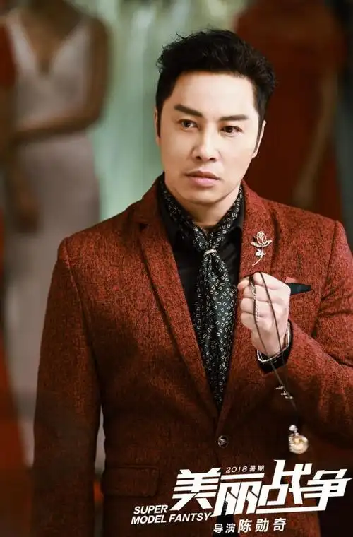 香港演员谭耀文是梅艳芳的第二位入室弟子,颜值演技俱佳的他更是大奖