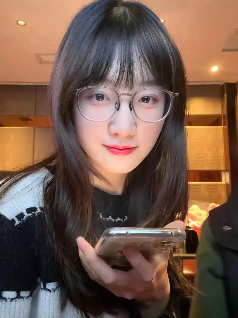 只p了一张,猜猜是哪张.#甜妹齐刘海 #友情93 #带眼镜的 - 抖音