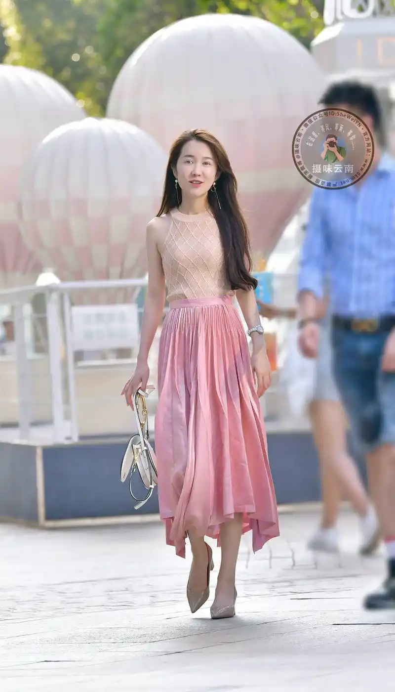 街拍粉色不规则百褶裙美女