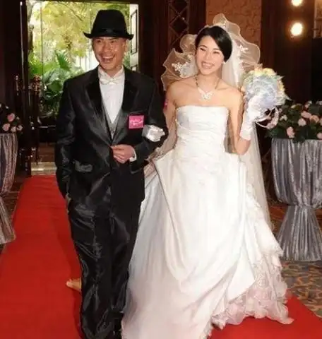 而跟着郑伊健这么多年的蒙嘉慧,虽然没有大富大贵过,但生活质量还是很