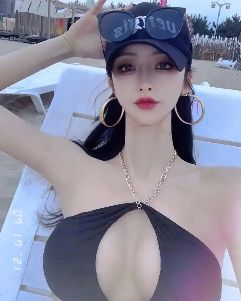 海滩游泳 正常泳装.#比基尼泳装 #海滩美女 #极品身材 # - 抖音