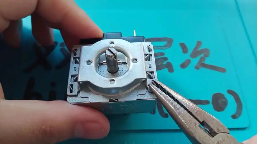 机械定时器的拆解欣赏,中间的计时机构相当于一个机械钟,你有没有看到