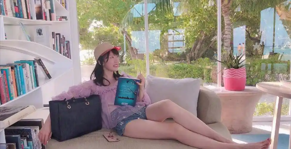 李念穿衣越来越大胆,秀出美腿和玉足高跟,脚和少女的一样美_时尚_皮肤