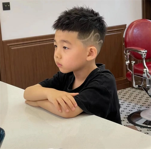 酷炫小男孩发型 铲青雕刻帅翻天_儿童发型 - 美发站