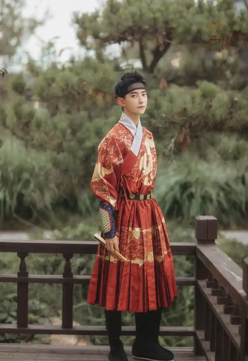 那些很帅的男士款汉服,很多人都喜欢第一种,而我喜欢第二种