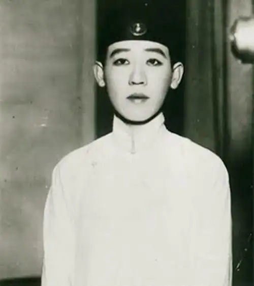 甘珠尔扎布,蒙古王公巴布扎布的二儿子,毕业于日本陆军士官学校.