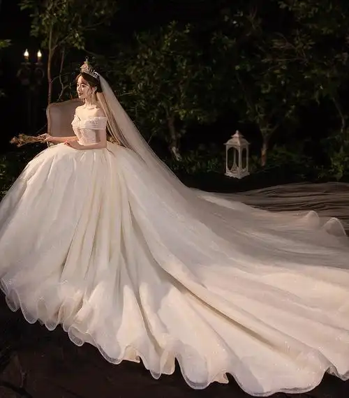 法式轻婚纱2022新款新娘主婚纱一字肩气质大拖尾宫廷风出门齐地款香槟