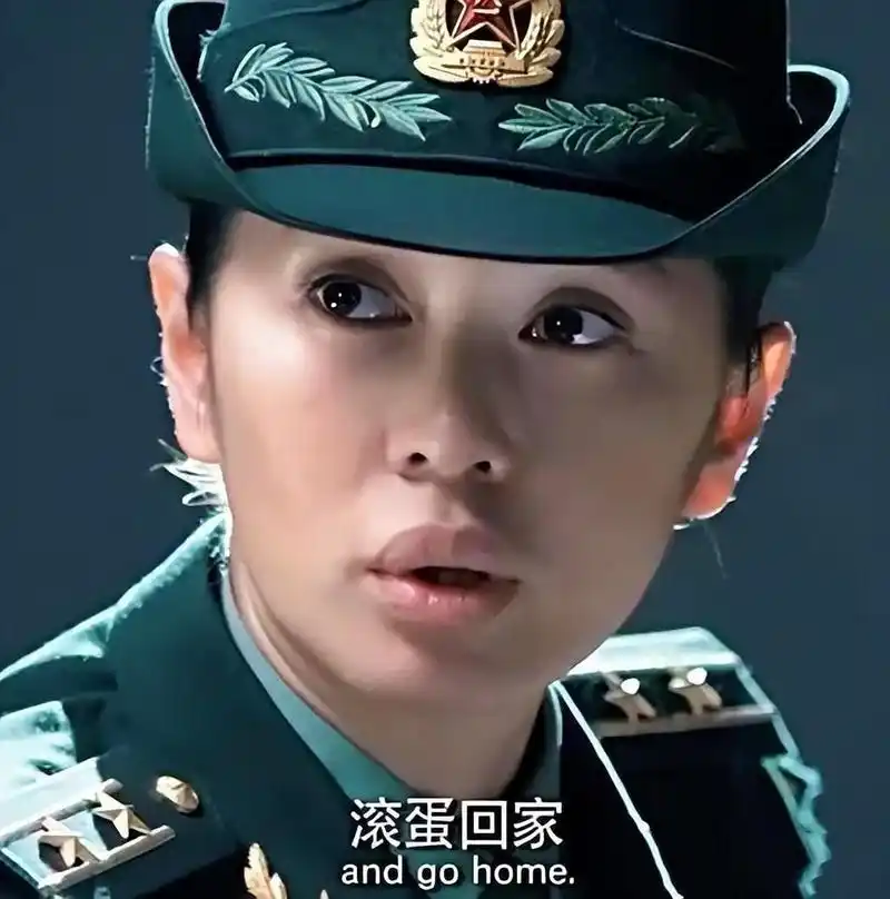 文艺片女神余男,让人印象深刻的作品之一当属《战狼》中的军人形象.