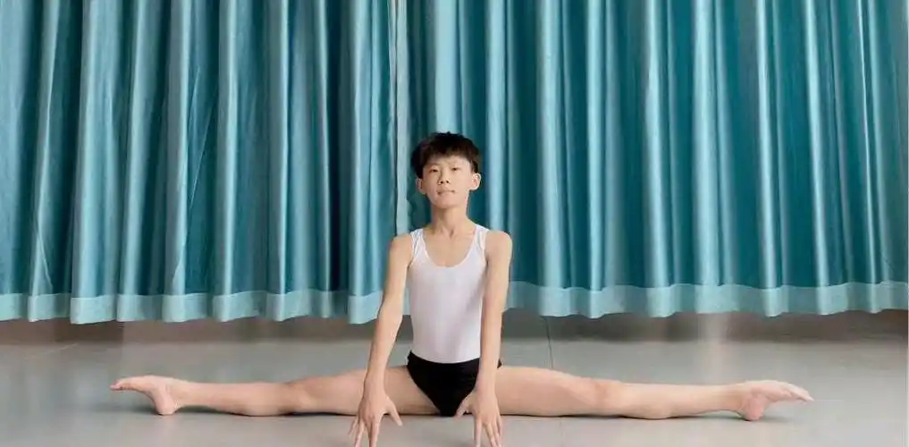 小学男生学芭蕾的经历_舞蹈_男孩子_小时候