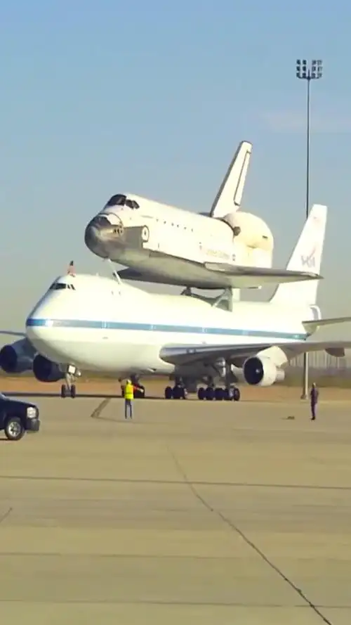 大飞机载着小飞机起飞,这样的场面还是第一次见,不怕上面的那个掉下来