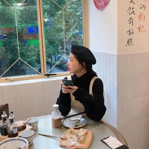 ▼捧着手机看窗外,桌面背景不能乱~▼侧脸抬头15度,面部微笑不能少~▼