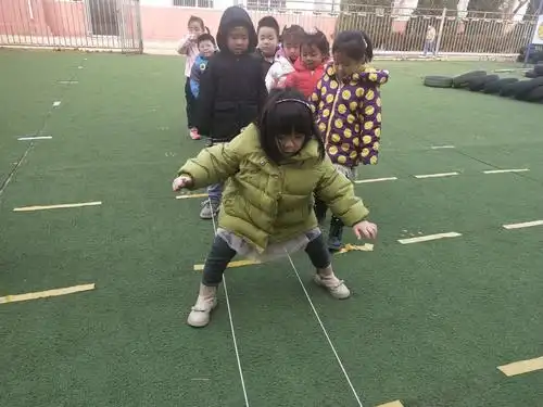 苗苗班·跳皮筋活动——龙山店幼儿园 - 美篇