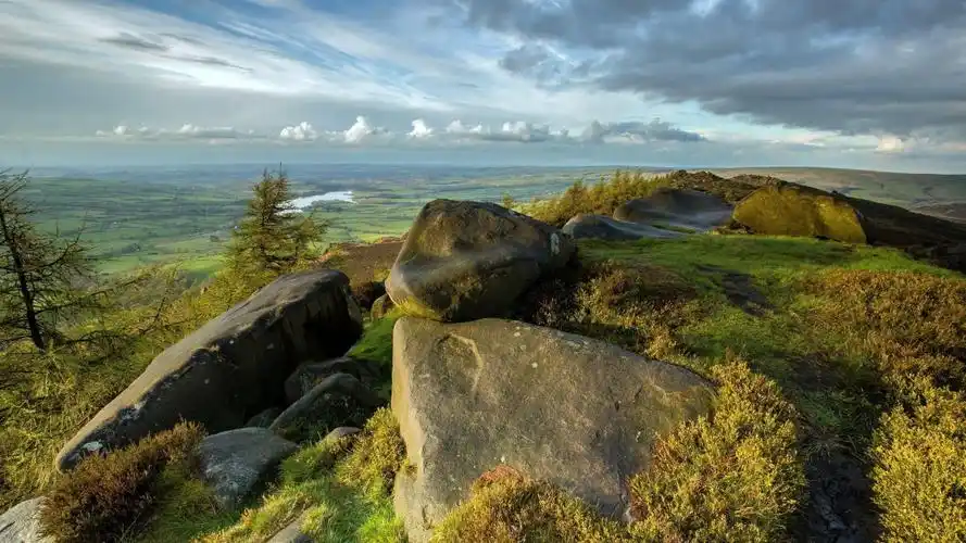 宽屏:在山顶高清桌面壁纸大石块高清:全屏