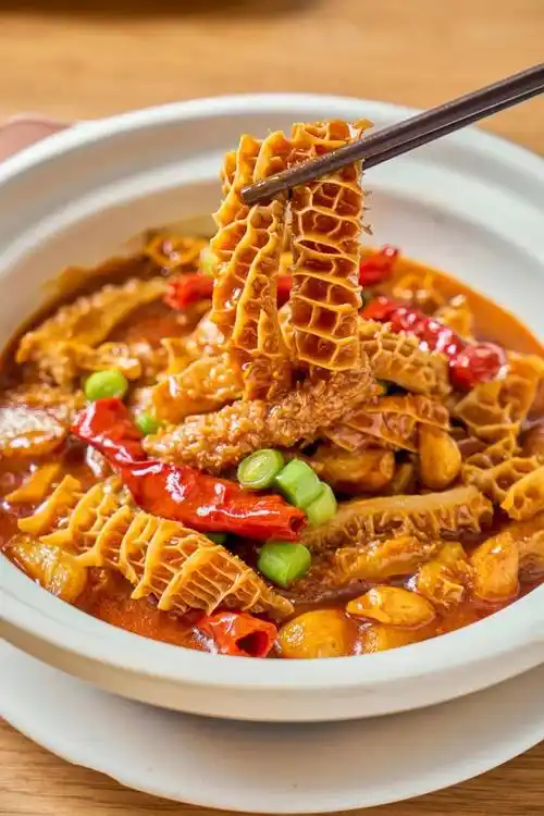 「边疆蒜子烧牛肚」鸡肉裹着滴滴浓稠汤汁,咸香中带着广东人非常喜欢