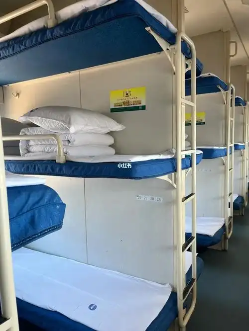 第一次见这么整齐的火车卧铺0015一看就还没被别人睡过,先睡一步