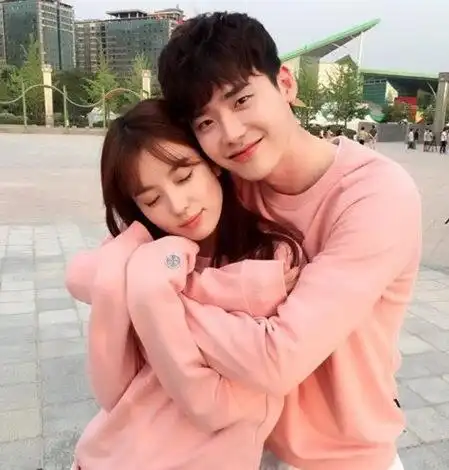 w两个世界李钟硕韩孝周情侣装超甜盘点韩剧情侣穿搭组图2