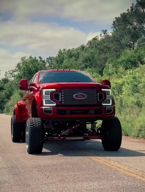外表粗狂硬派的福特f450皮卡