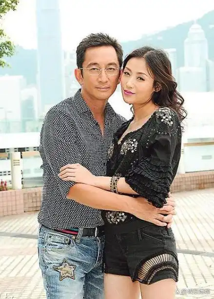 吴启华对同一剧组中的新生代演员石洋子格外关注.