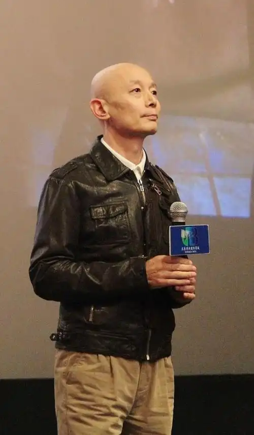 葛优现身活动,62岁剃光头不显老,夹克搭休闲裤"老干部"范十足