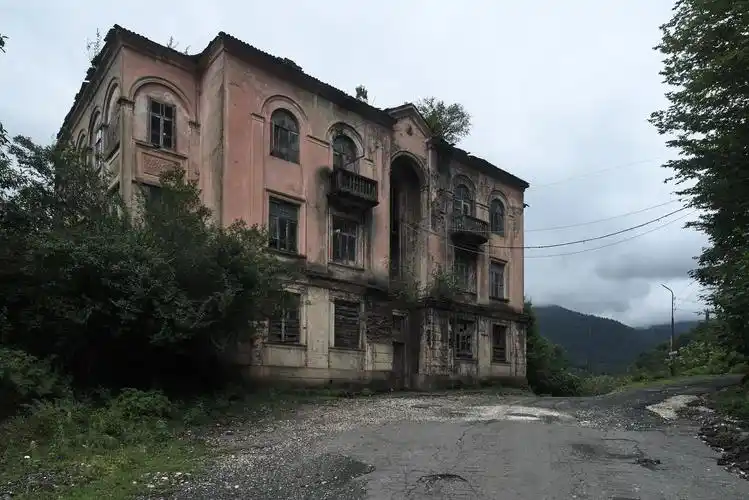 原创35个人的小镇:曾有5千多居民,如今荒废似"鬼镇"