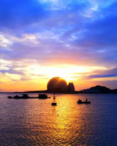 晨曦拂晓朝霞大海剪影背光渔船