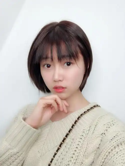 黑茶色77精致短发