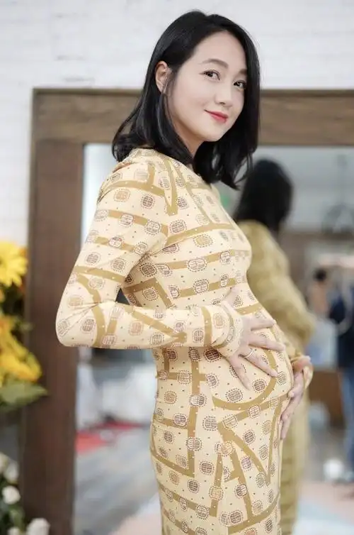 39岁朱丹晒二胎孕照身材纤细惹人羡慕网友求孕期保养秘笈