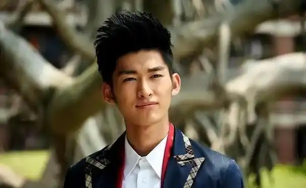 他身世显赫,却并未受到世俗的污染,保持着纯净的内心.