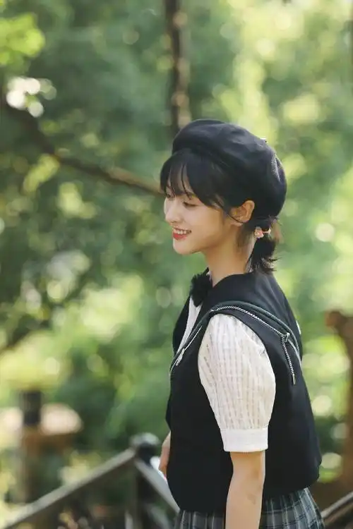 沈月格子裙贝雷帽甜美可爱 日系少女活力满满