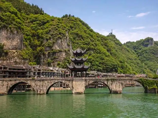 但是除了这类绿水青山旅游景点,在贵州也是有一些旅游景点透着古镇