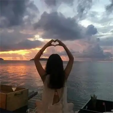 情侣比心手势情侣头像图片大全