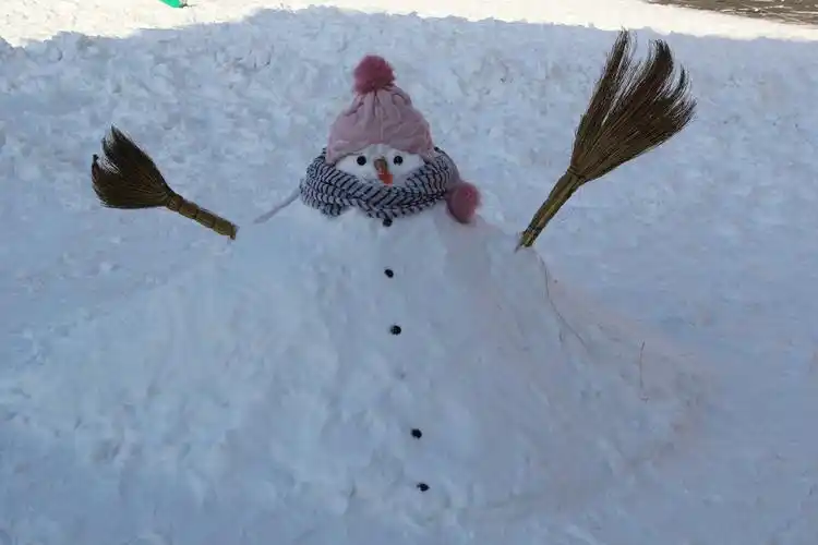 享受冰雪之乐 雪人装点校园 ——记实验小学创意堆雪人比赛