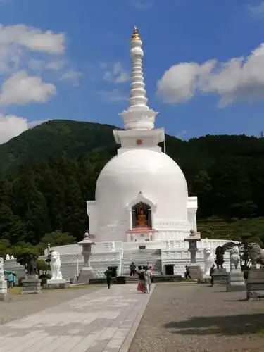 舍利白塔,圣洁的佛塔里供奉着释迦牟尼佛的舍利子,因而这里充满灵秀