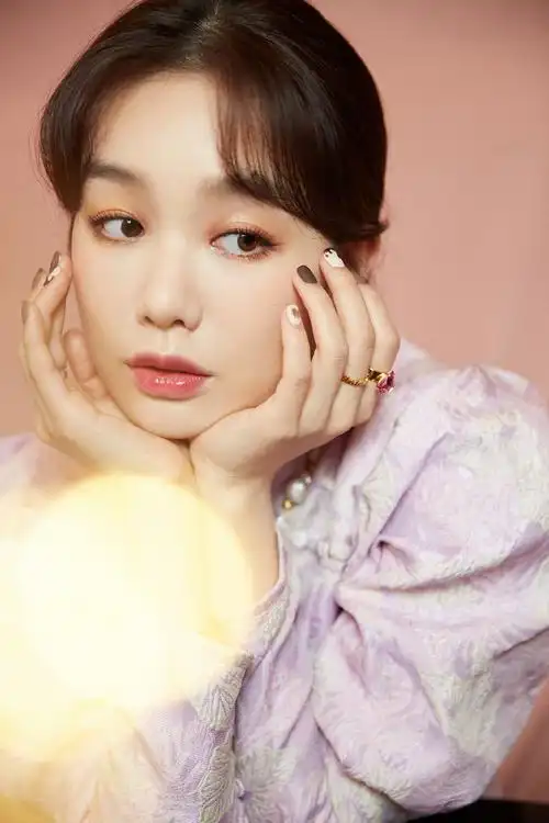 徐梦洁粉紫色旗袍写真