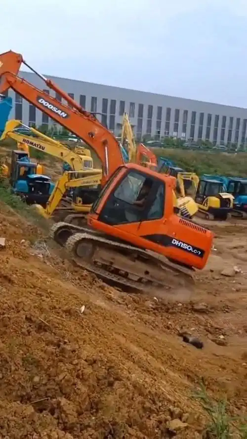 小伙表演挖掘机技术.老师傅看到都震惊了,太牛了