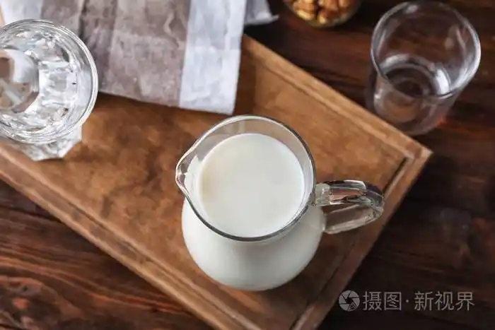 桌子上有一壶鲜牛奶照片-正版商用图片17acf5-摄图新视界