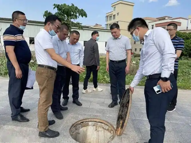 陈哲江一行先后来到环城中学内涝点,平南路,新人民医