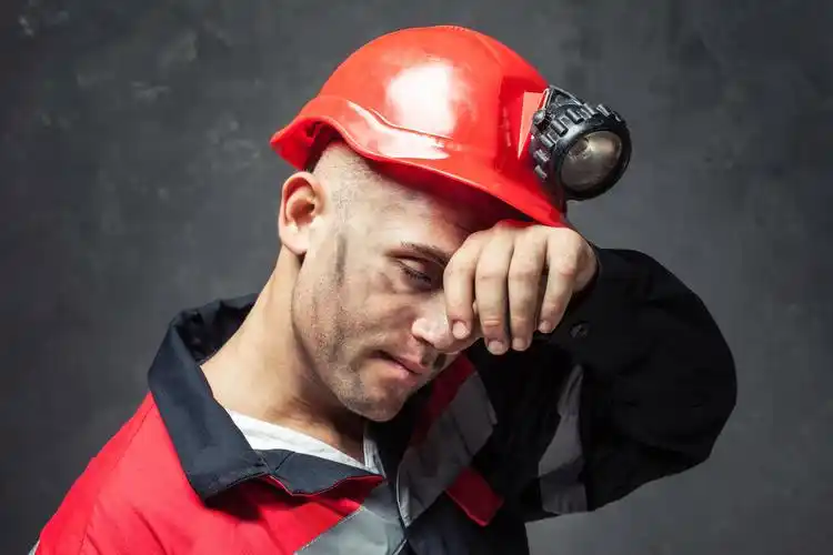 累了的矿工辛苦工作无奈