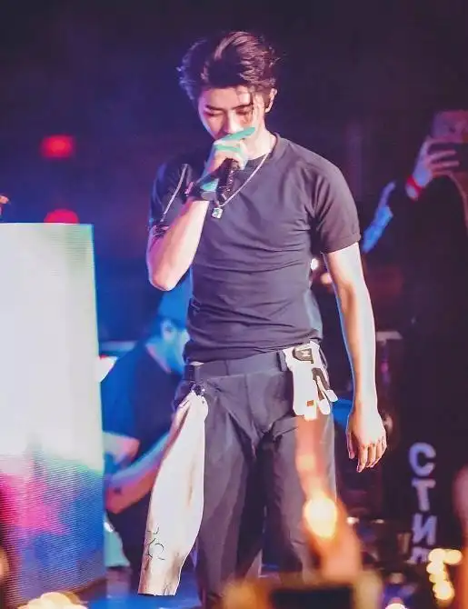 你见过蔡徐坤健身的样子吗?蔡徐坤晒出健身帅照,肌肉竟这么明显