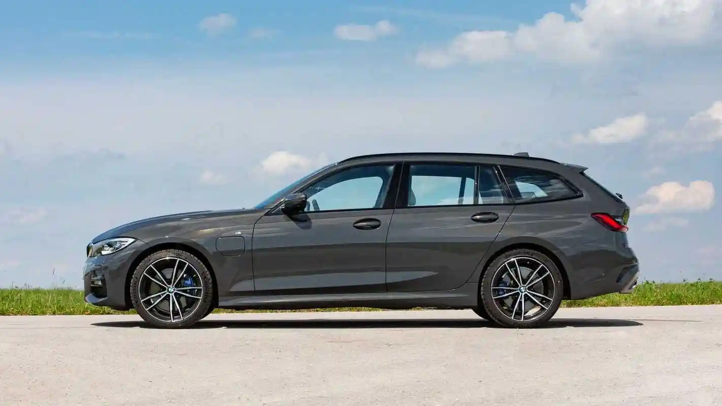 首次推出混动旅行版 宝马3系增加插混车型