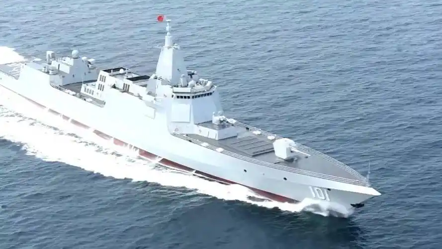 央视首次披露,055前出100海里直面美航母,美军指挥室警报声不断_驱逐