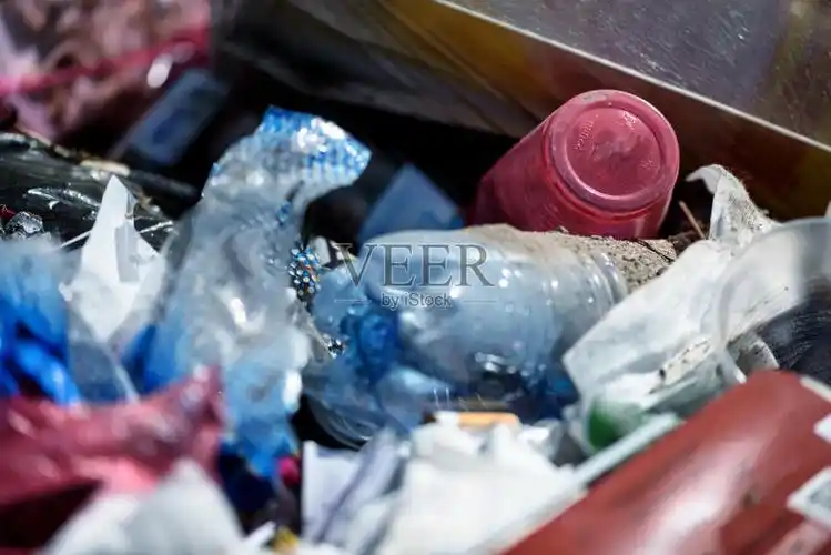 成堆的塑料垃圾