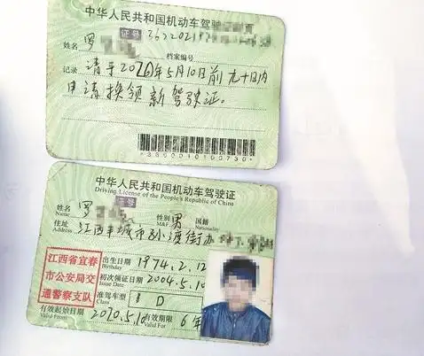 男子骑摩托车遇到交警检查他掏出手写版驾驶证